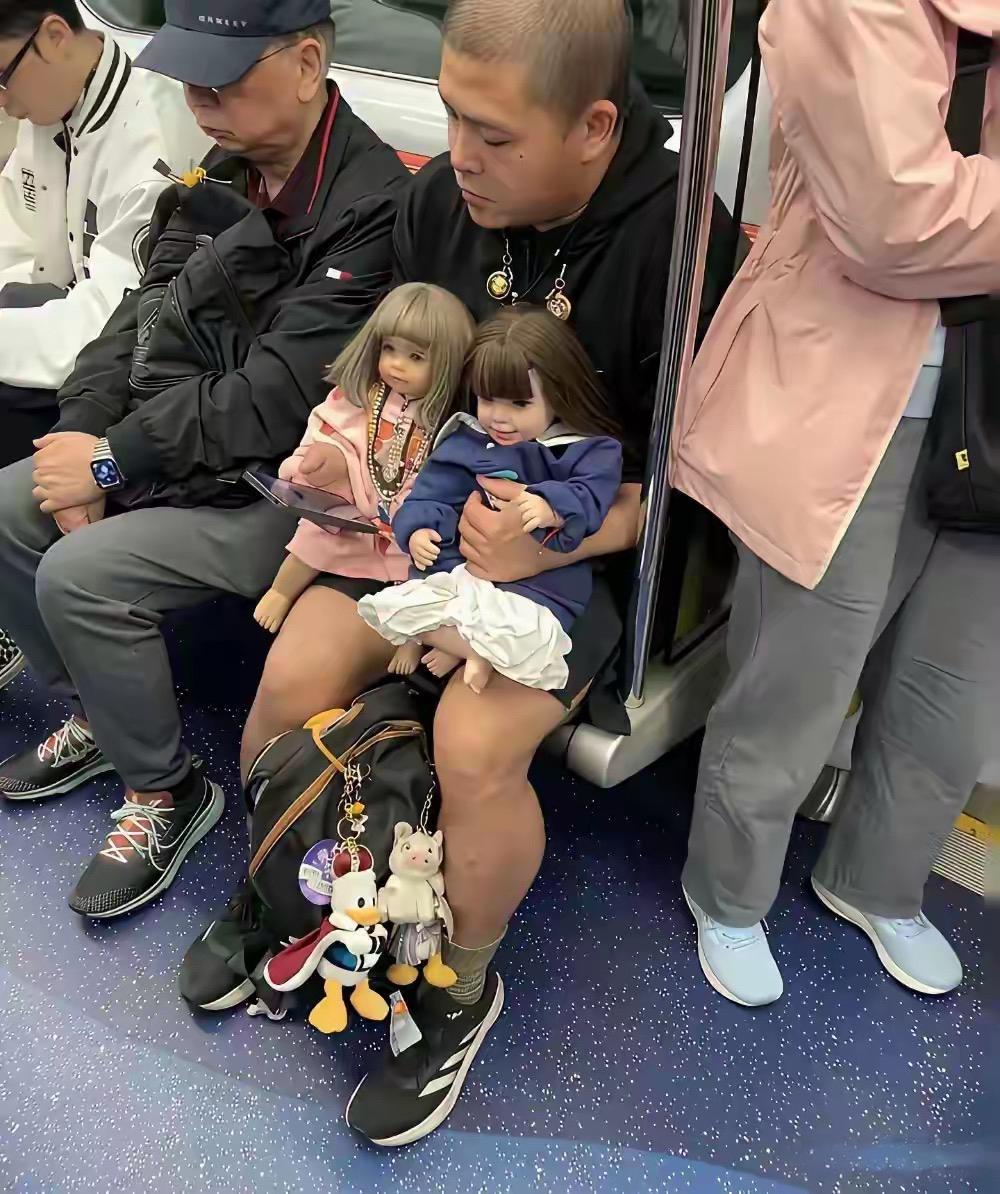 这大哥受刺激了吗