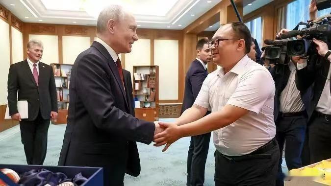 请假理由：要去见俄罗斯总统！
老板震惊了！
网友：今年没人能比！36岁的工程师彭