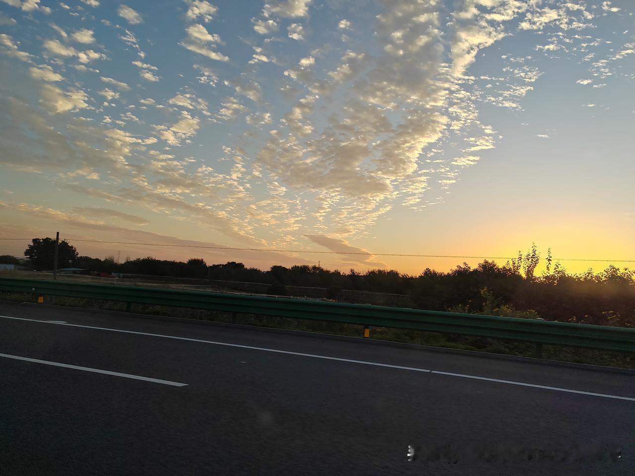 乘车一路向南，夕阳西下，大地沐浴在余辉的彩霞中，变幻莫测，晚风徐徐地拂送来一阵阵