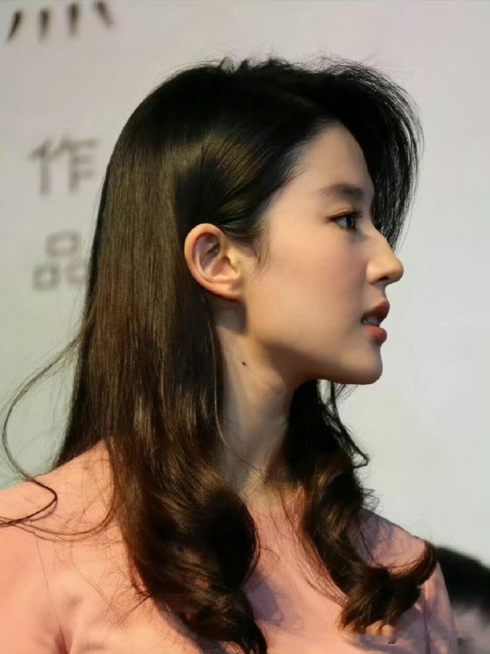 刘亦菲那是这种“现实美女”的顶配版——不止是高和白，她身上那股子“不费力”的仙气