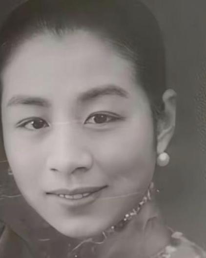 1947年，57岁的北交大校长深夜，趁妻子熟睡悄悄来到17岁养女房间，事后少女怀