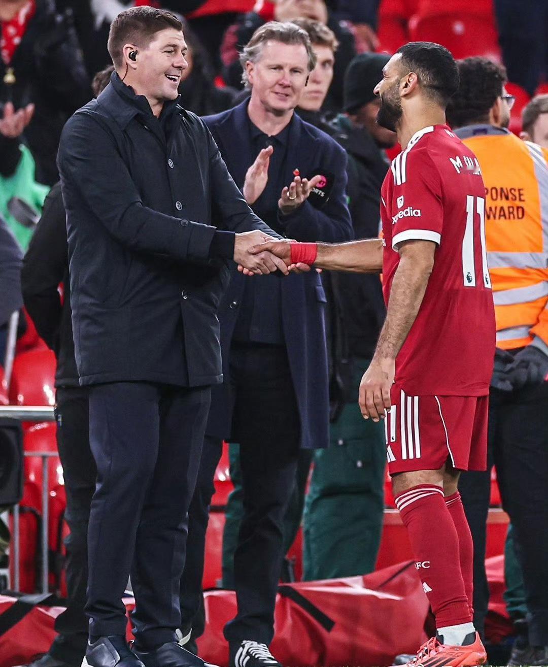 利物浦球迷最喜欢的画面，两代国王。

今天利物浦赢球，萨拉赫还追平鲁尼纪录。
