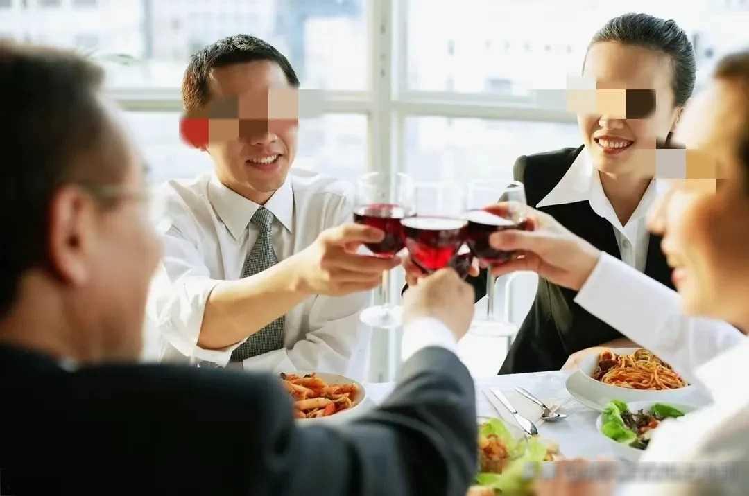 在这个错综复杂的人际交往之路上，河南一场寻常的聚餐变得异常扑朔迷离。一名自愿请客
