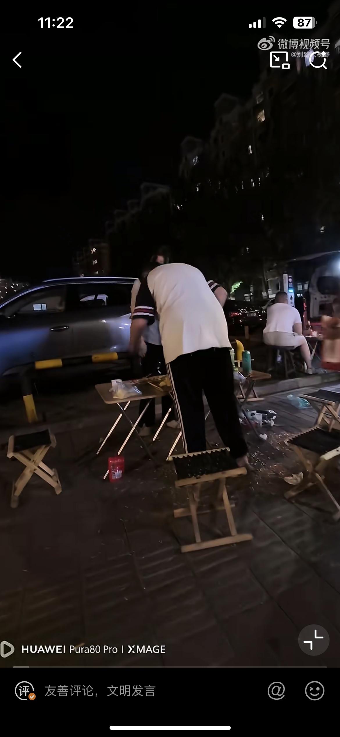网友在夜市遇到一个穿校服的小男孩，太可怜了。听老板说孩子在夜市摆摆摊，卖点饮料之