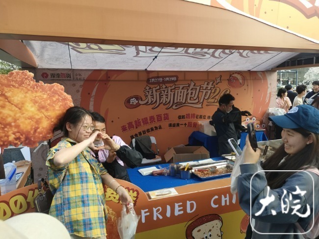 【#鸡排哥巡炸到合肥了#】#鸡排哥巡炸合肥粉丝排起长队# 江西景德镇鸡排哥安徽“