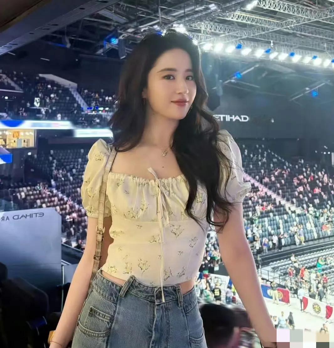 刘亦菲，看个球赛都这么美！

10月7日，刘亦菲冲上热搜，只因为她现身阿布扎比N