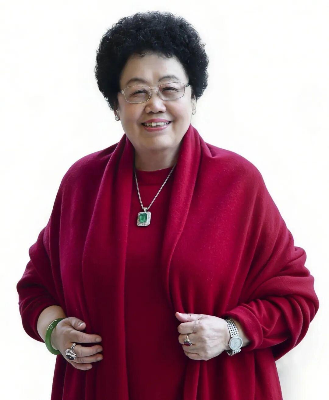 陈丽华的白手起家:此“白手”、非“彼白手”！
陈丽华，1941年4月出生，满族，