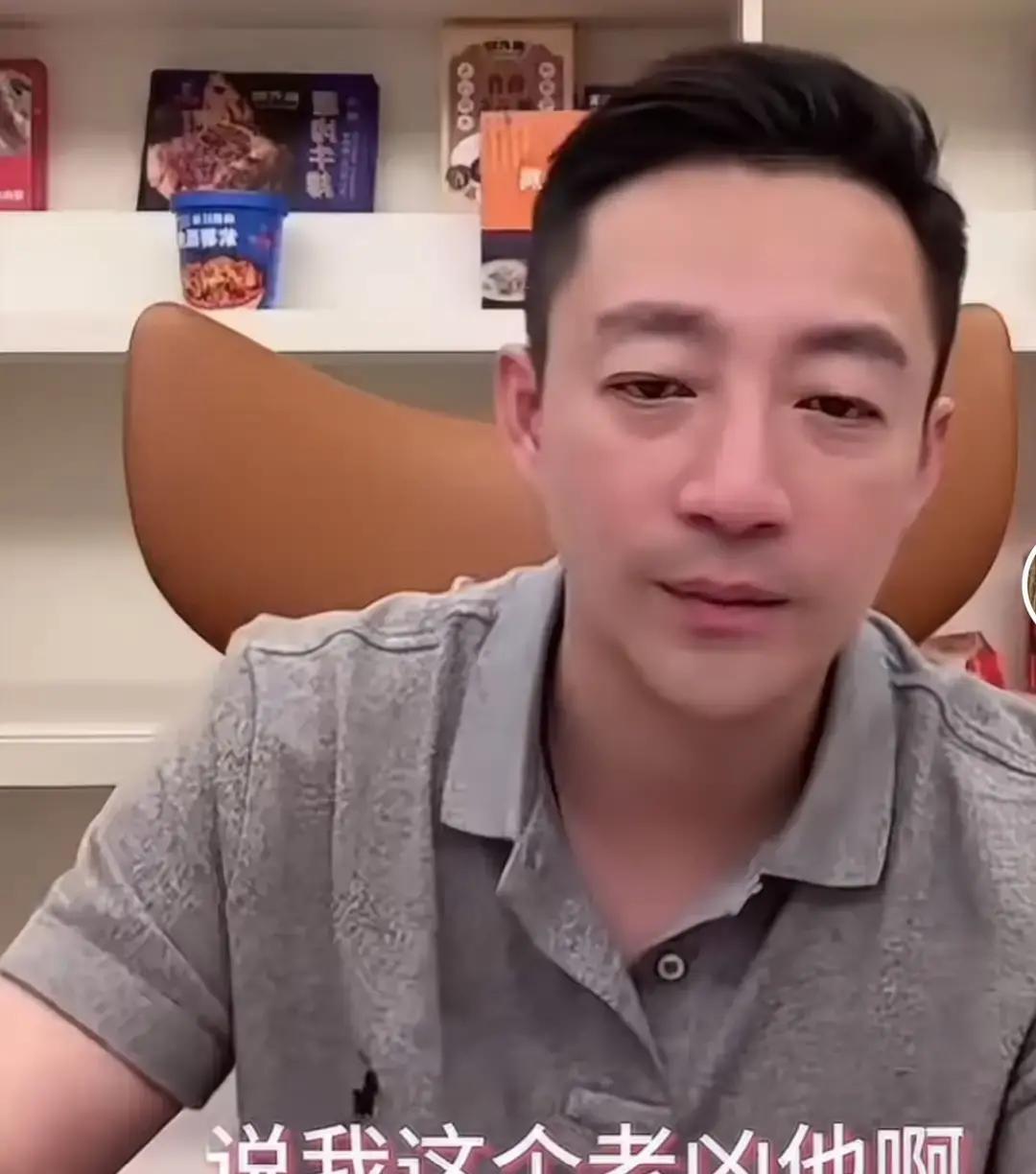 汪小菲直播穿新西装报喜麻六记销量破亿，语速快被弹幕刷“凶人”他用腔回“我天生讲话