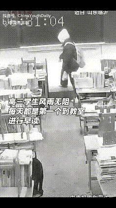 冬天的早晨，气温降到零下11度，一个高三女生每天6点半就独自到学校，打开电脑开始