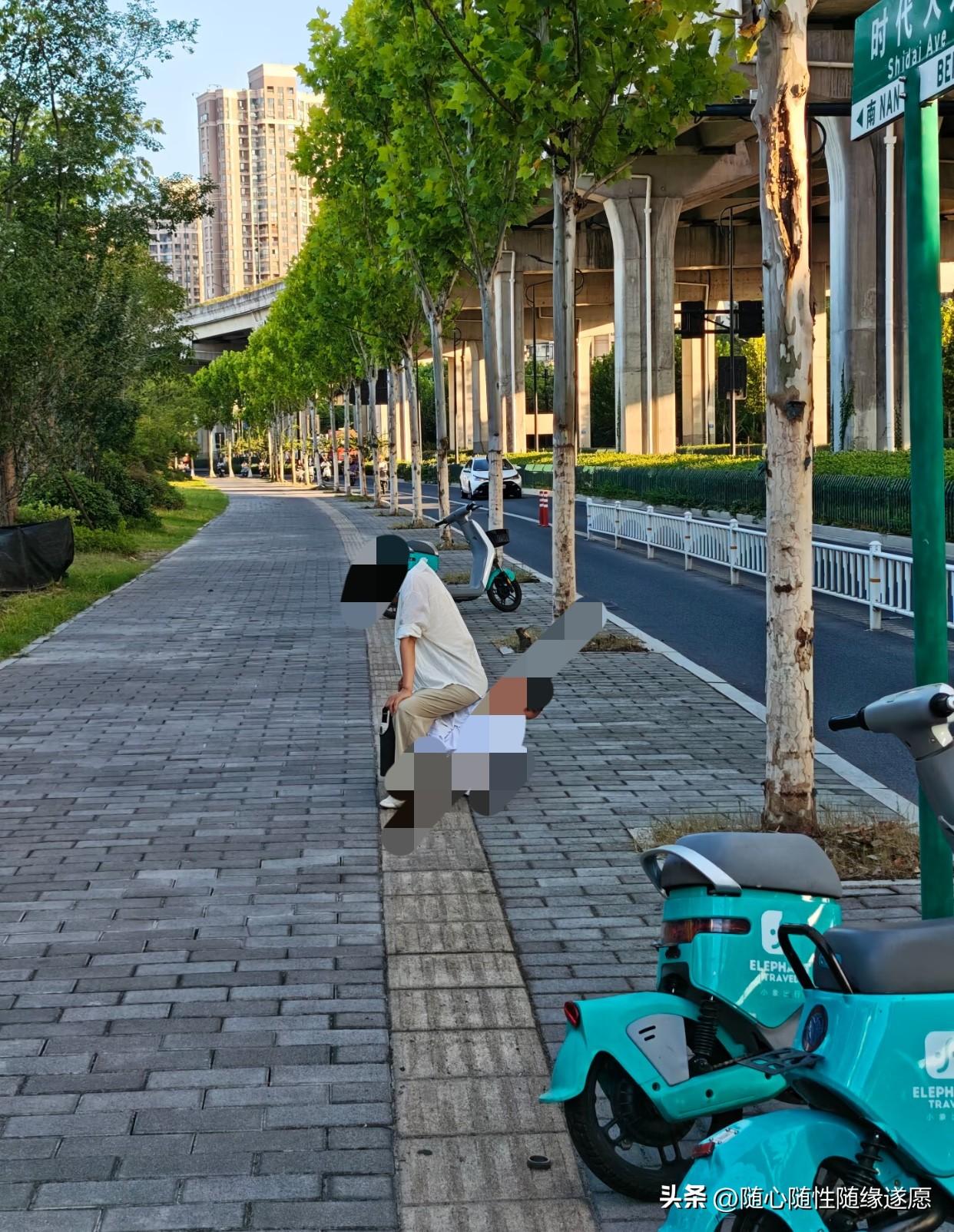 阳台洗干净了，盆里剩了一点水把阳台边边冲了一下，楼下突然跑出两个女人恶狠狠说：