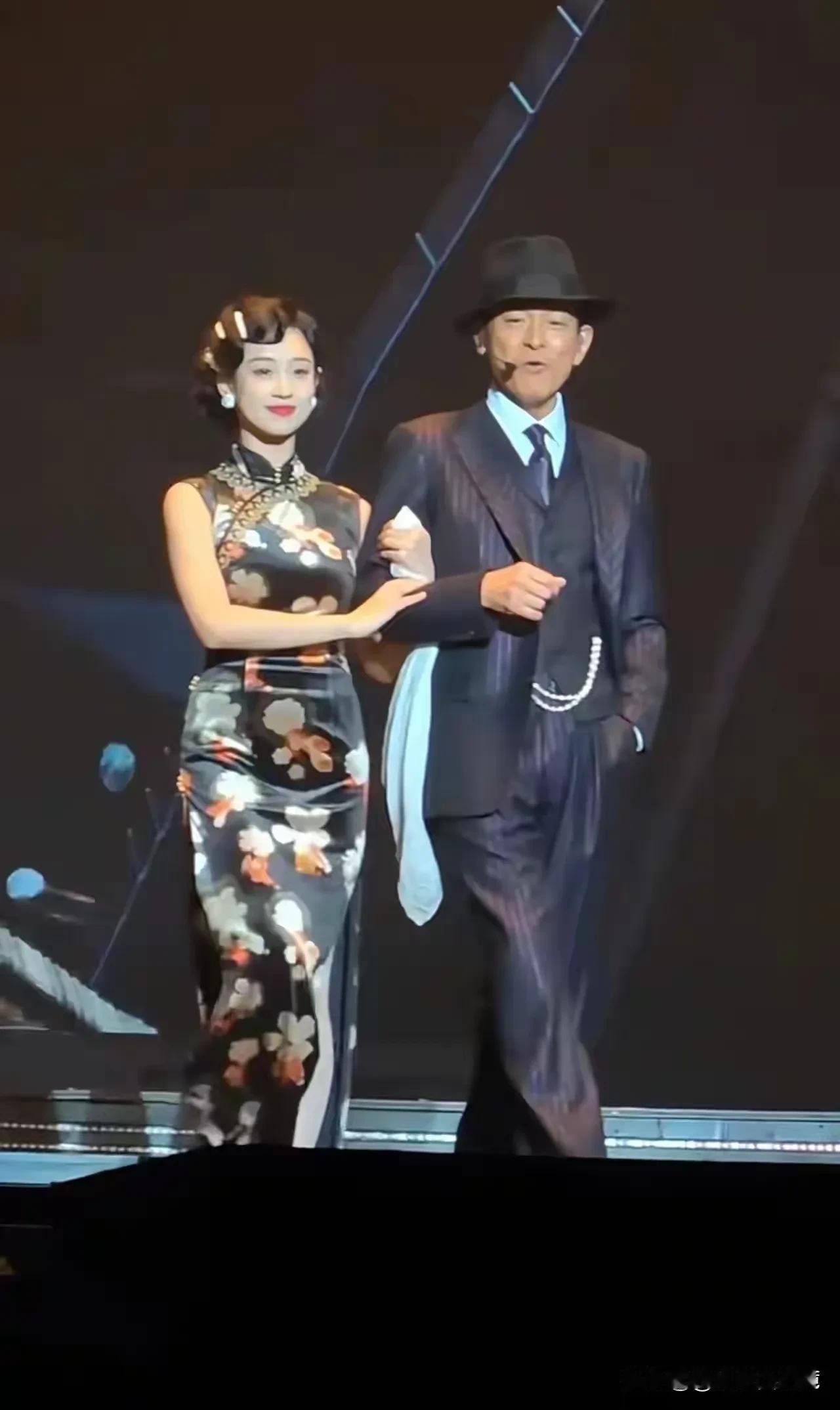 与其说刘德华上海演唱会带火了这个伴舞女郎，还不如说是带火了这款旗袍。
这款旗袍真