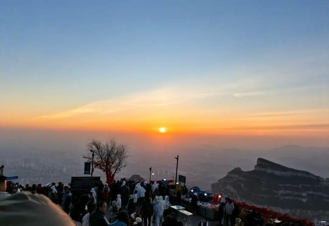 2026必须要这样度过要在山顶和好朋友等日出！背着零食爬半夜山，吹着冷风互相打气