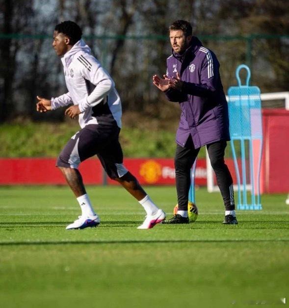 🗣️ 卡里克谈梅努：“看他踢球是一种享受。他还这么年轻，就已经经历了真正的高光