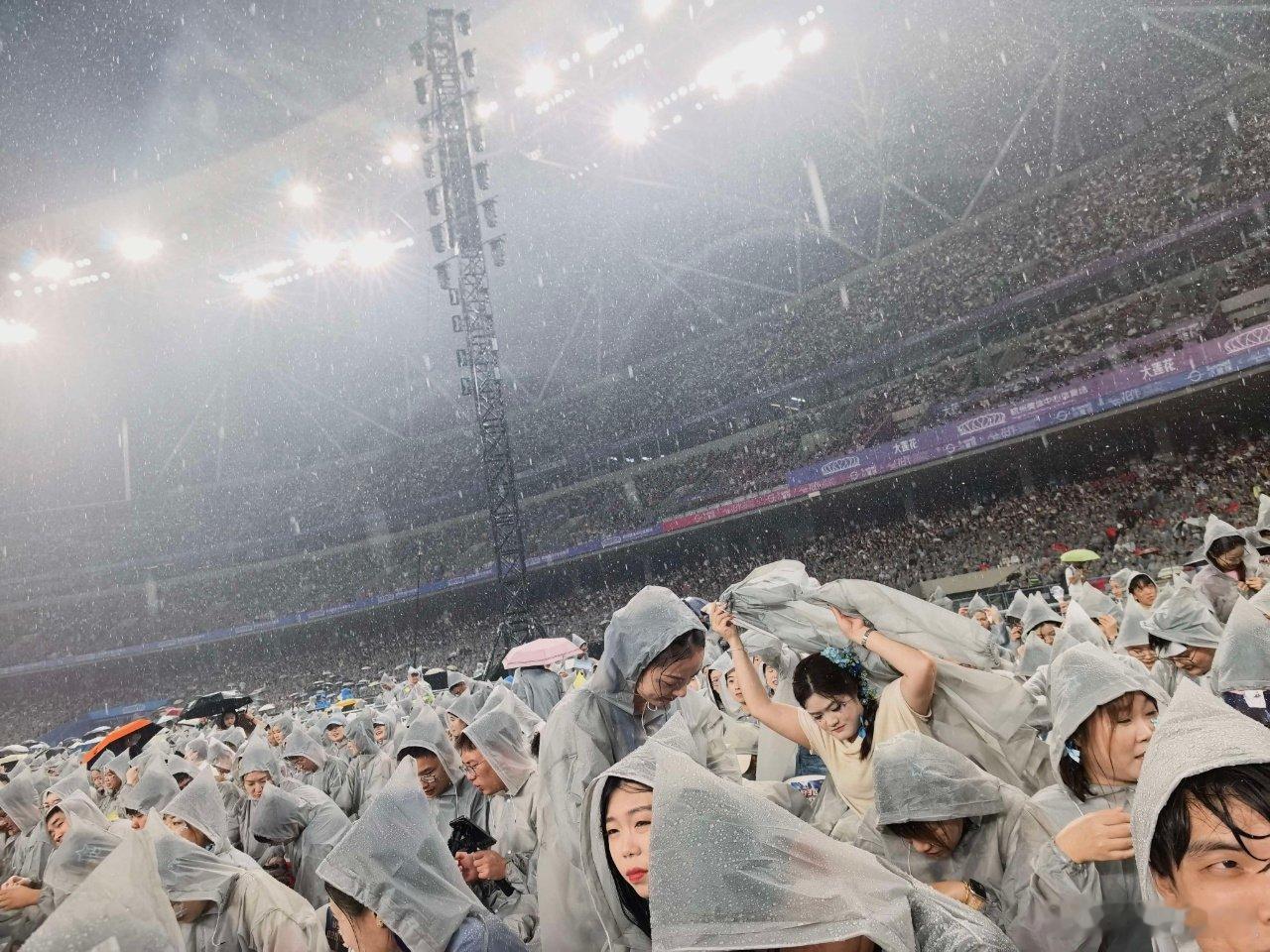 张杰杭州演唱会雨天上座率张杰杭州奥体上座率 下雨天，体育场，这个上座率不愧是张杰