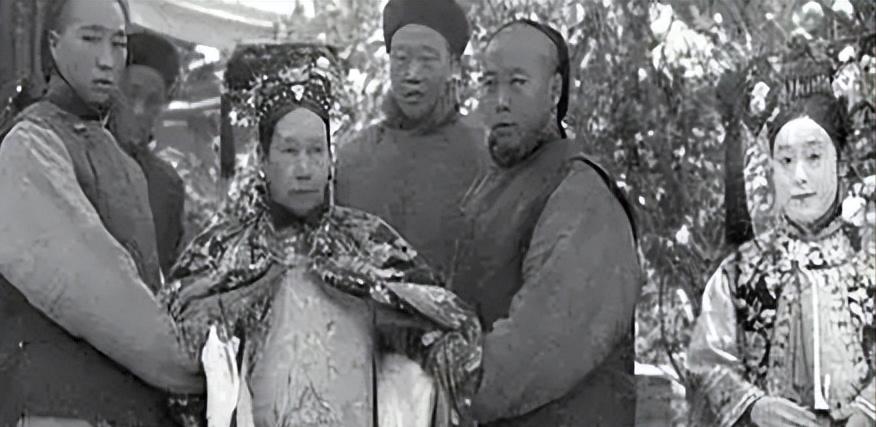 清朝后宫里有个怪现象。凡是被皇帝宠幸过的妃子，第二天请安时路都走不稳。旁边必须得