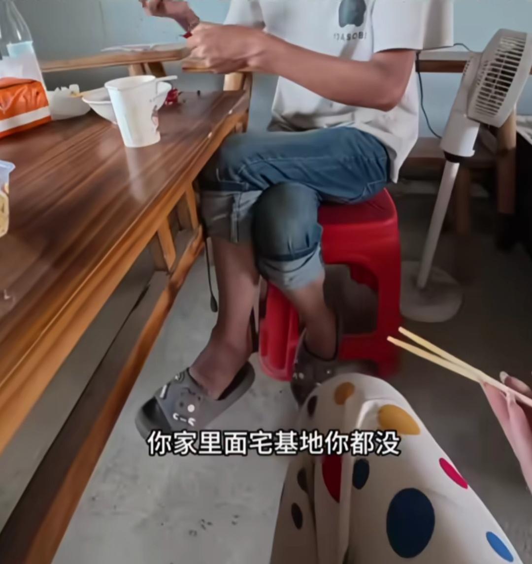 女儿在城里买了套房，父亲要求分一半给儿子，女儿拒绝被父亲断绝父女关系。女儿称：“