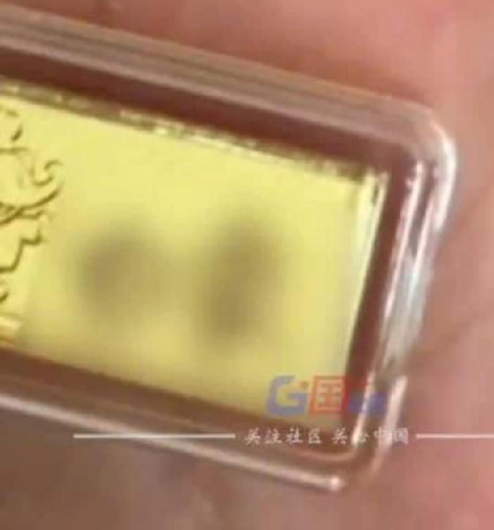女子买泡面意外中1克黄金，白象桶面“开盲盒”活动引爆全网。
近日，河南开封一名女