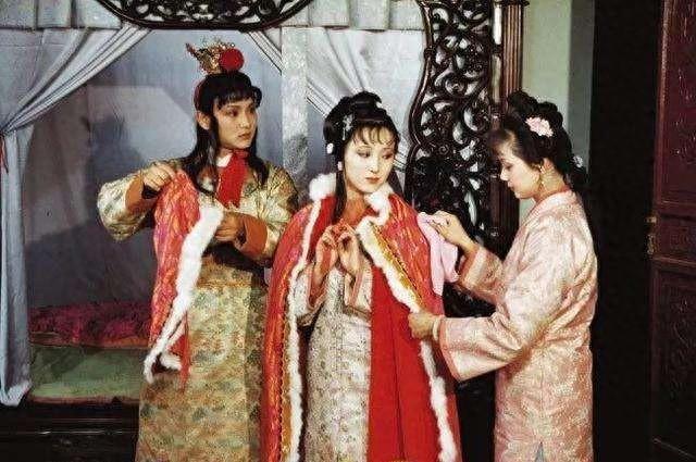 “你要走，我和你一同走”这句宝玉的情话一语双关，既是深情表白，也是对黛玉真挚承诺