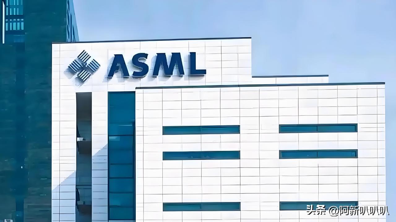 这芯片战越演越烈，荷兰政府本来想卡高端光刻机的脖子，结果连中低端的也一并禁了，老