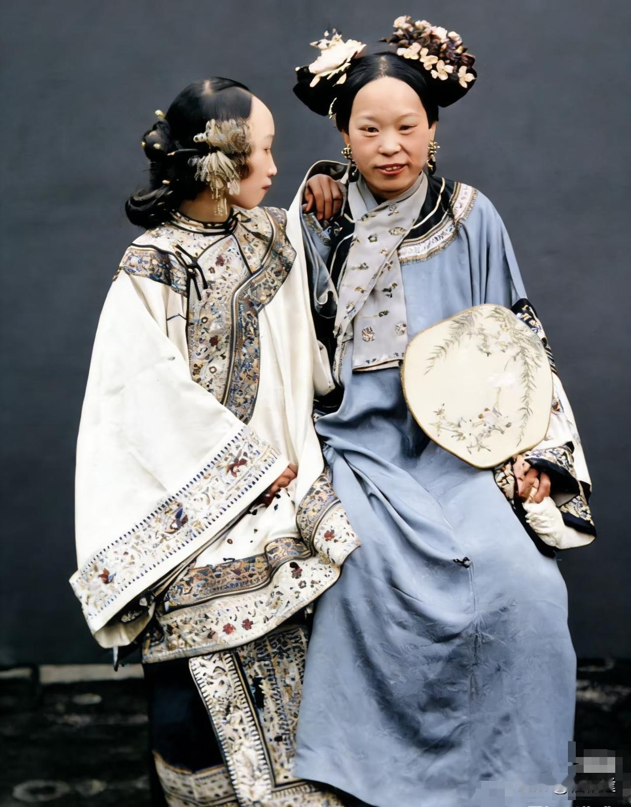 八旗格格们的美：晚清贵族的独特“时尚”
照片里的八旗贵妇旗装，通过照片，我们可以