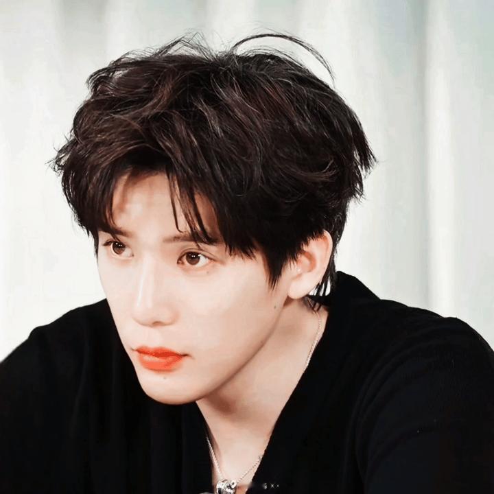 这几帧我反复欣赏～这个小丸怎能如此貌美如此可爱·原来用话筒就能带走王安宇 · 