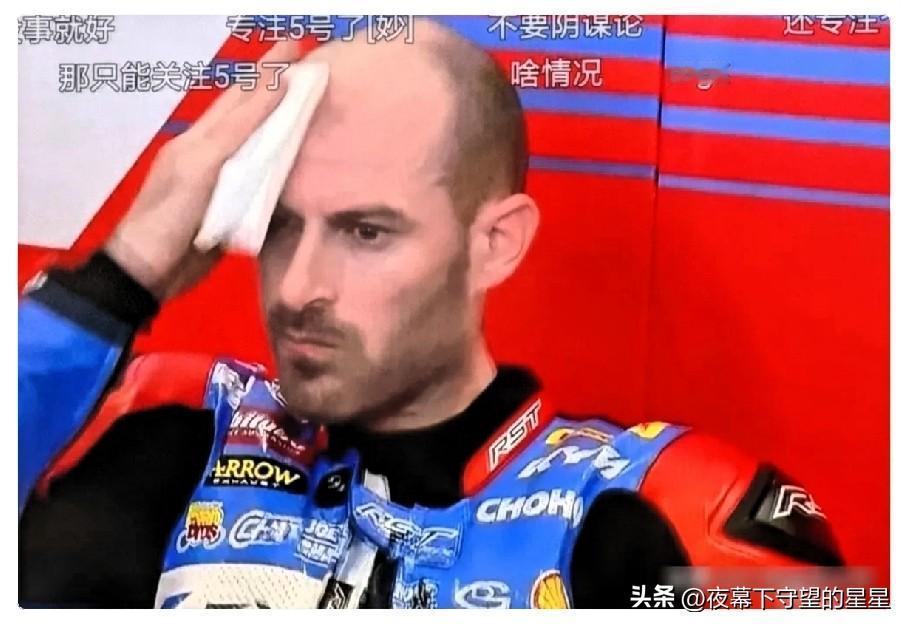 法国记者把话筒怼过来，阴阳怪气地问：输成这样，你的中国粉丝不骂死你？
 
前不久