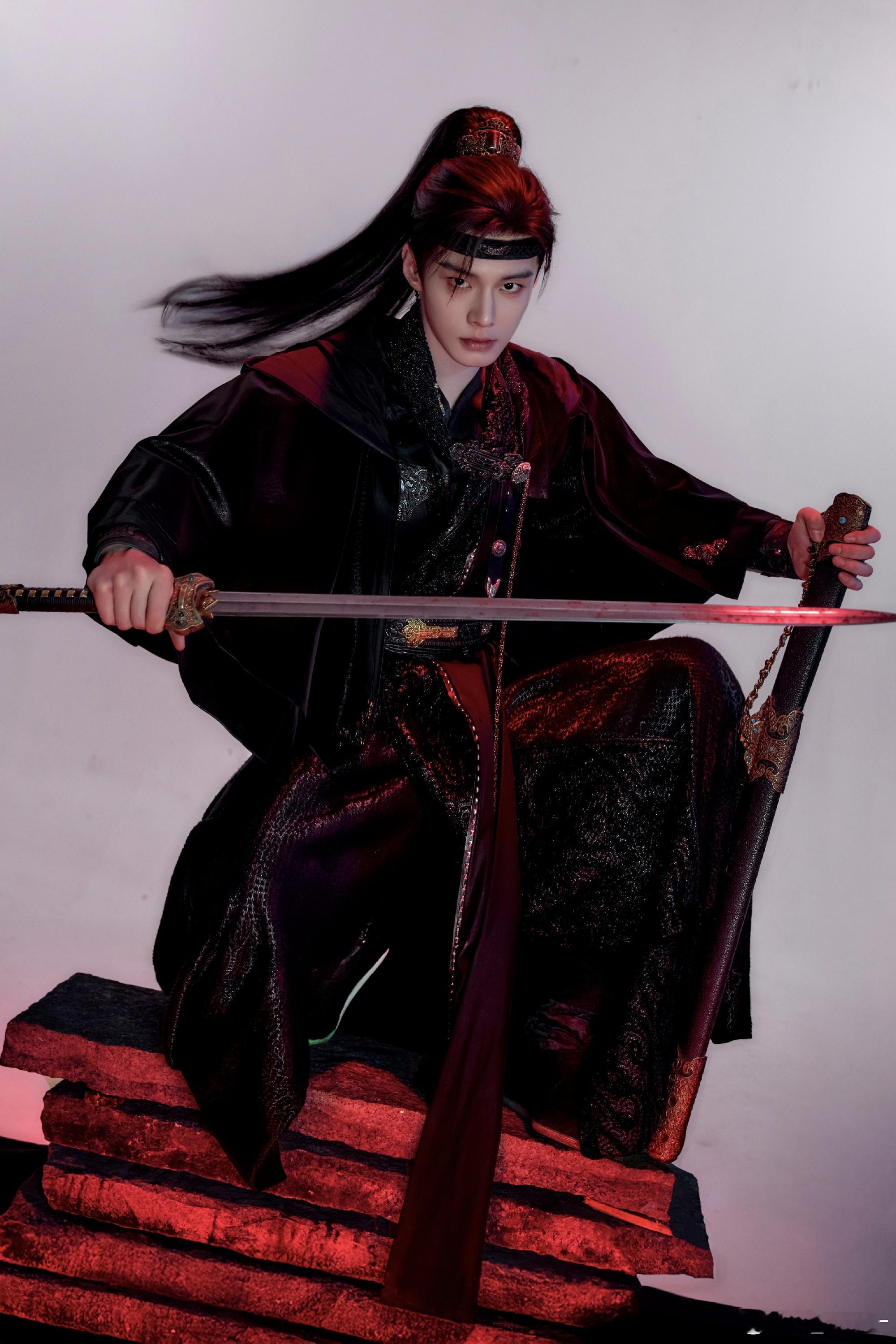 何与百花杀也出神图了何与也出古装神图了 浅衫衬孱弱，玄袍敛锋芒，《百花杀》何与这