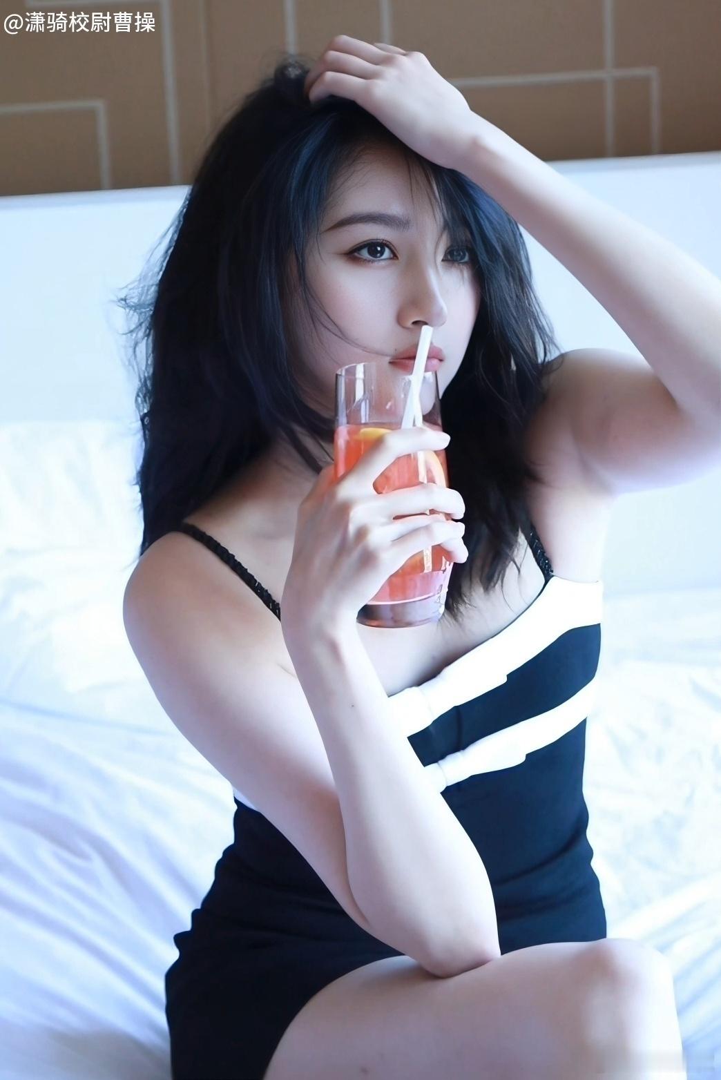 关晓彤20年前拍摄现场照片 从小美到大的关晓彤 欢迎大家来看《耀眼》 