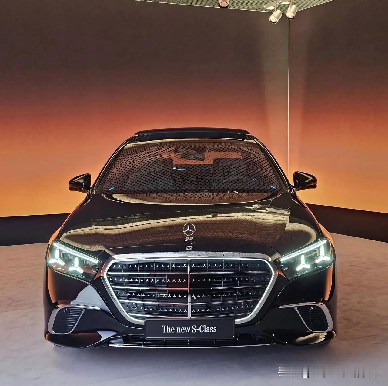 奔驰是真的敢啊！

本来消费者好不容易接受了w222被换代的事实，开始欣赏前期款