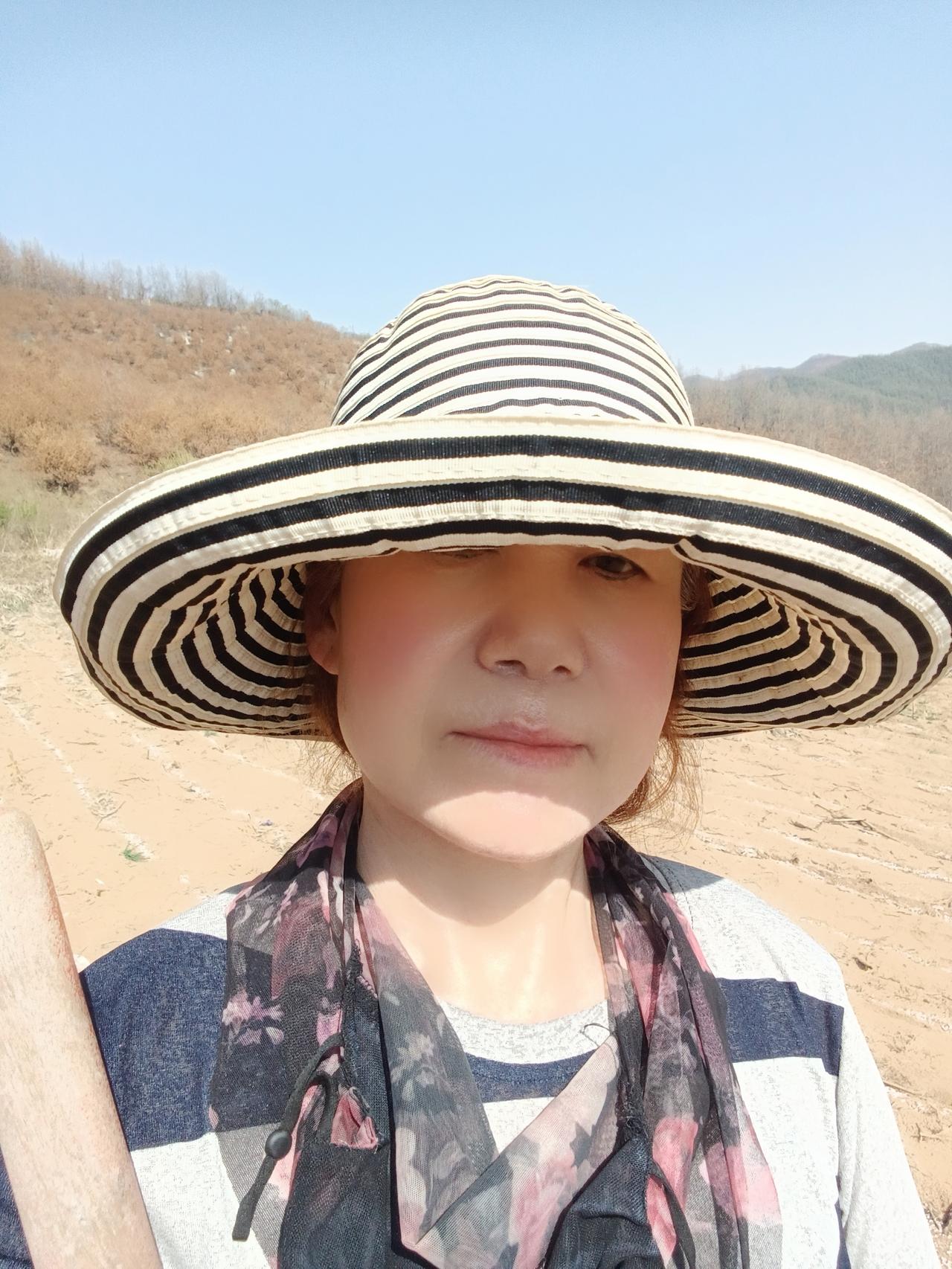 我家这里的土地，太不好了，山坡地很多，机器根本上不去。所以，我们都是人工干的，感