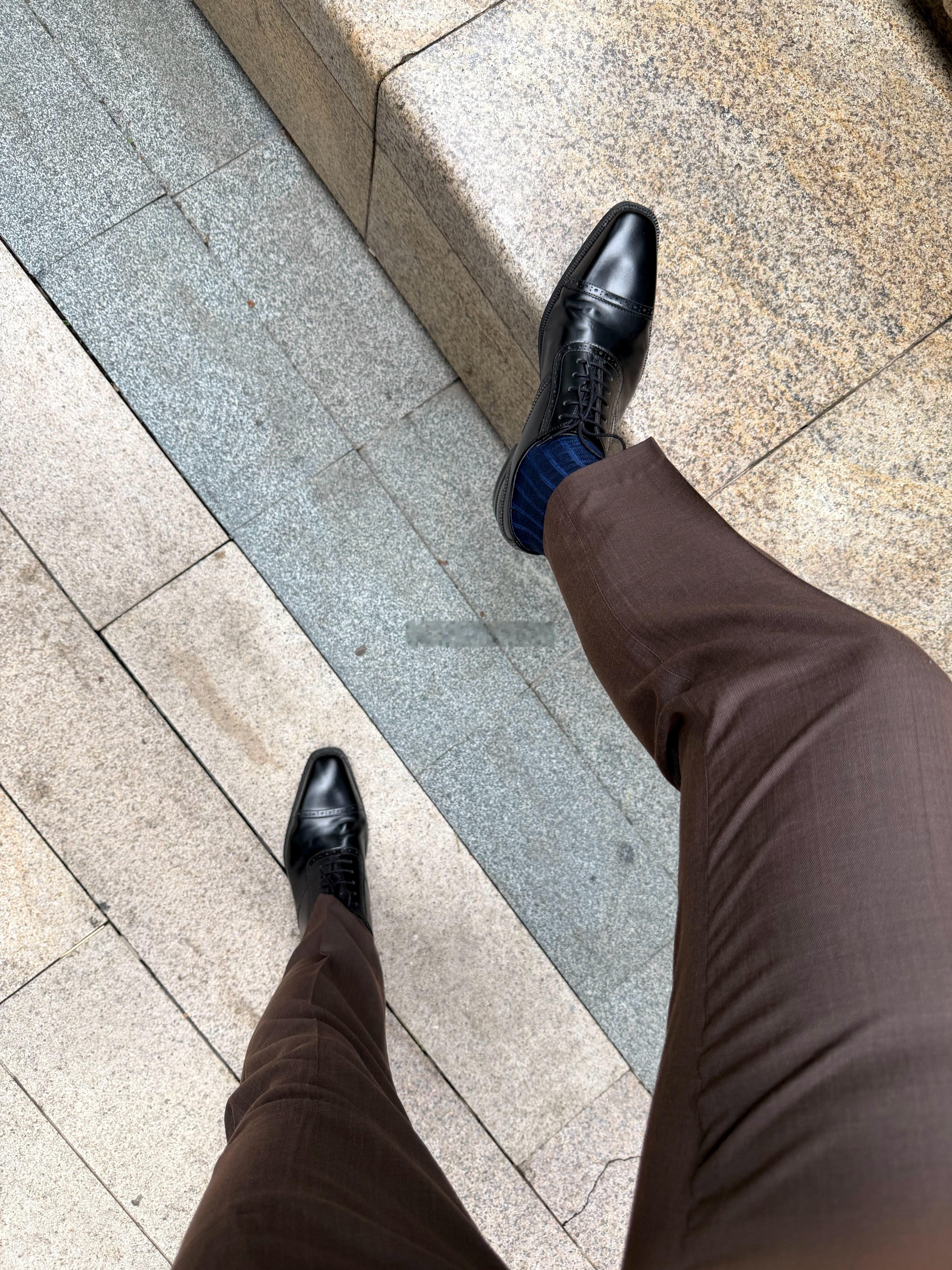 少有的看到我穿挑边吧新西裤上身 这个咖啡色会不会过艳？🧐 