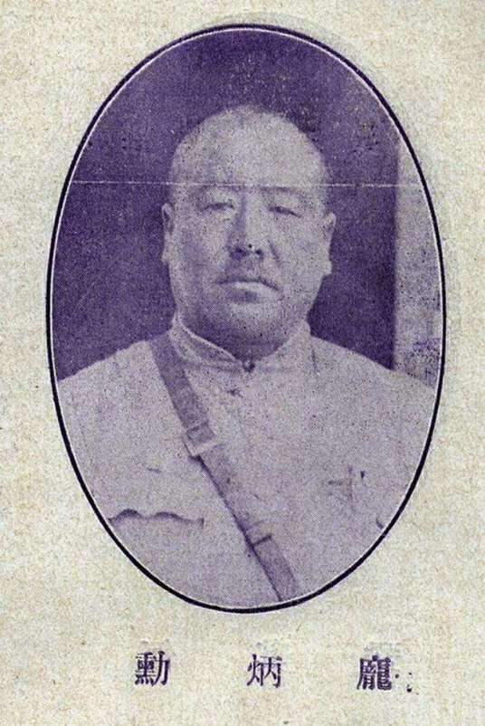 1943年，国军上将庞炳勋藏身山洞时被日军包围。生死关头，卫队战死，少将高参邵恩