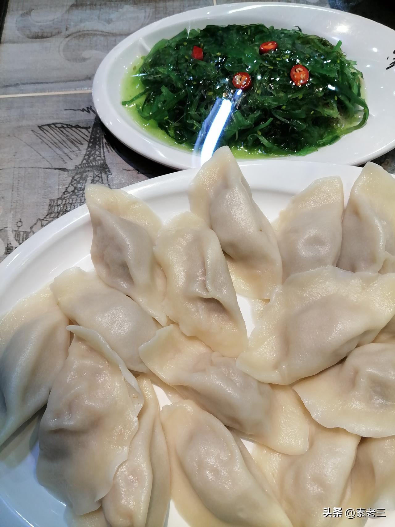又到饺子馆去上班。工作两三个小时。人家工作挣钱，我到饺子馆上班还花钱。

今天到