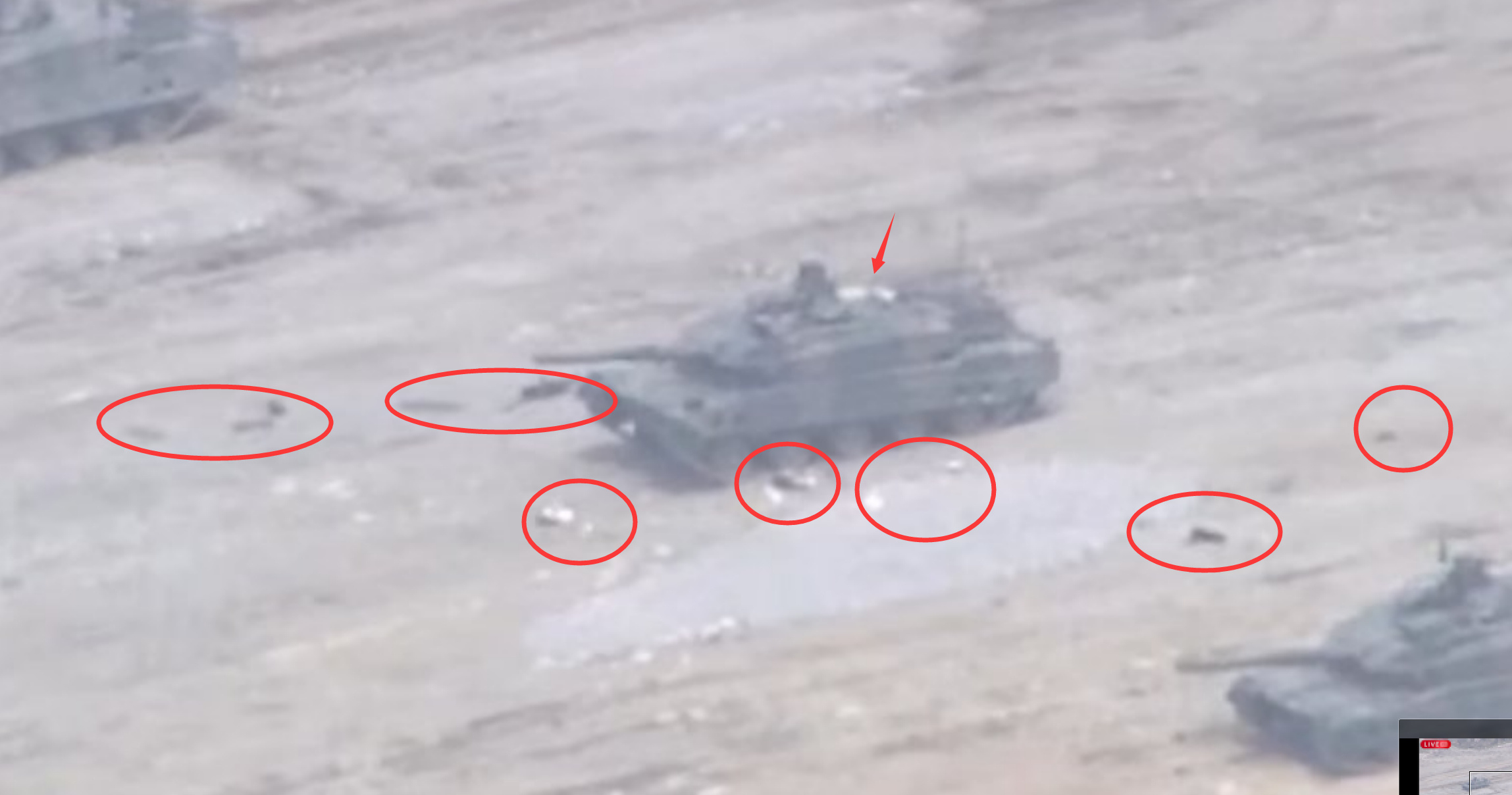 现场画面来了，日本坦克内部发生爆炸，导致3死1重伤！据日本媒体的报道称，当地时间