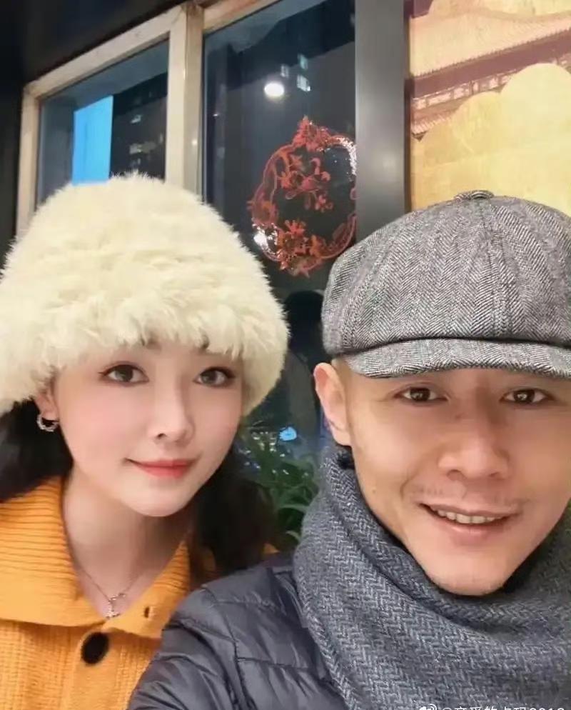 印象中，大冰一直表示自己会不婚不育来着。
现在却突然改口了，说想要一对双胞胎女儿