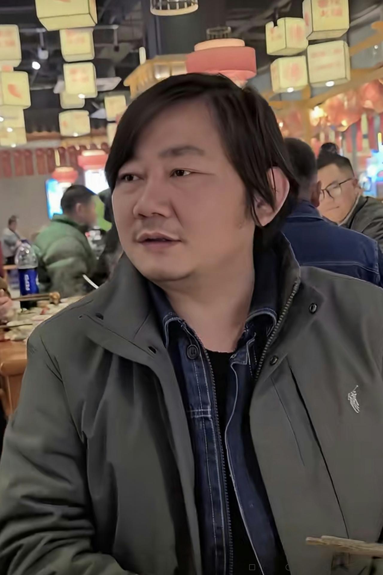 大家猜猜张雪冬天穿的衣服会是多少钱一件的？
据张雪自己给同事讲：自己买衣服都是到