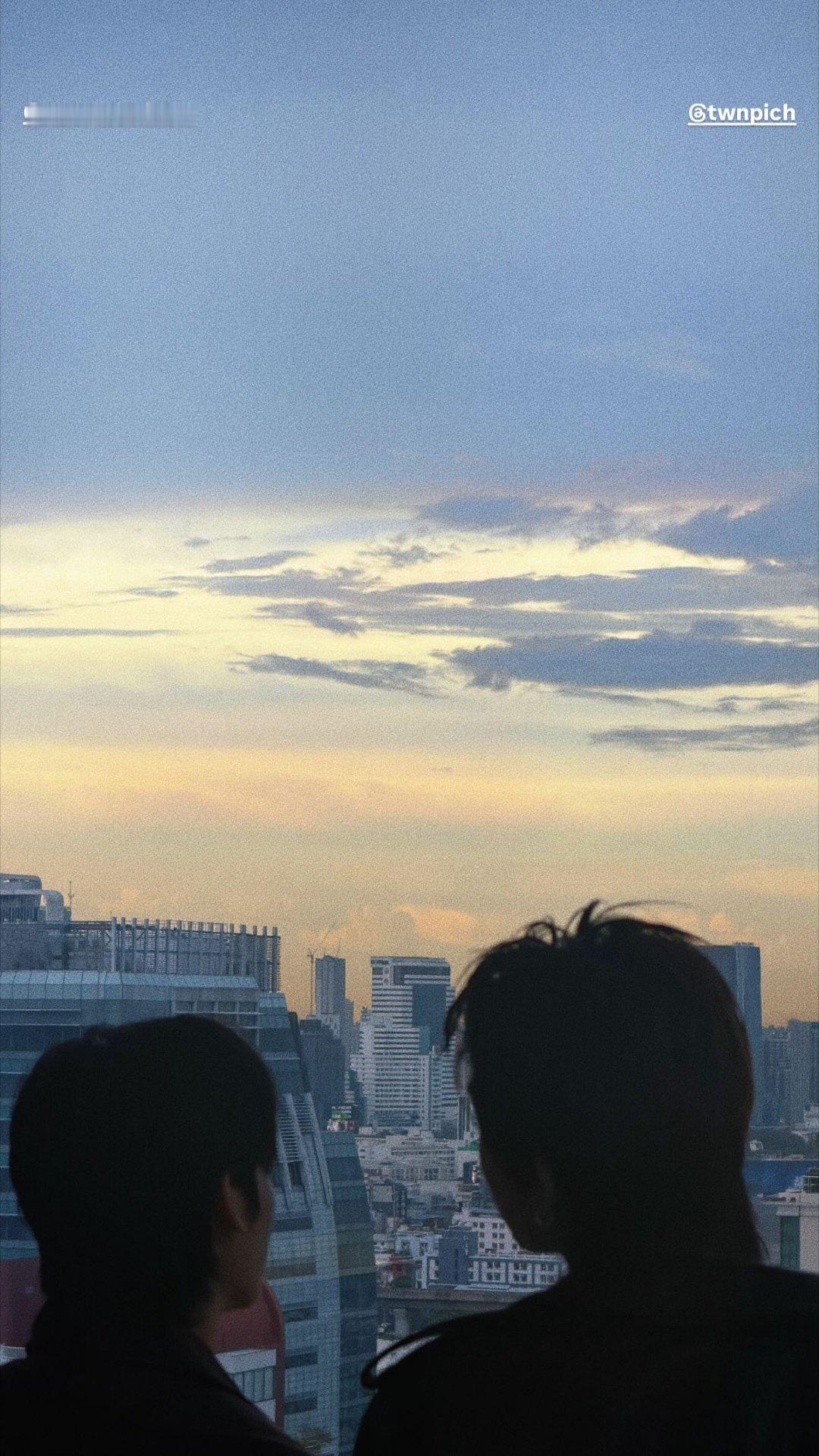 teeteepor “就这样和你并肩看着夕阳吗？这也太那个了吧 🤏” ©️nn