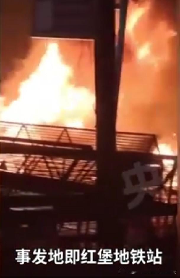 印度新德里红堡地铁站汽车爆炸致10死30余伤，莫迪紧急发声，多地进入高度警戒
