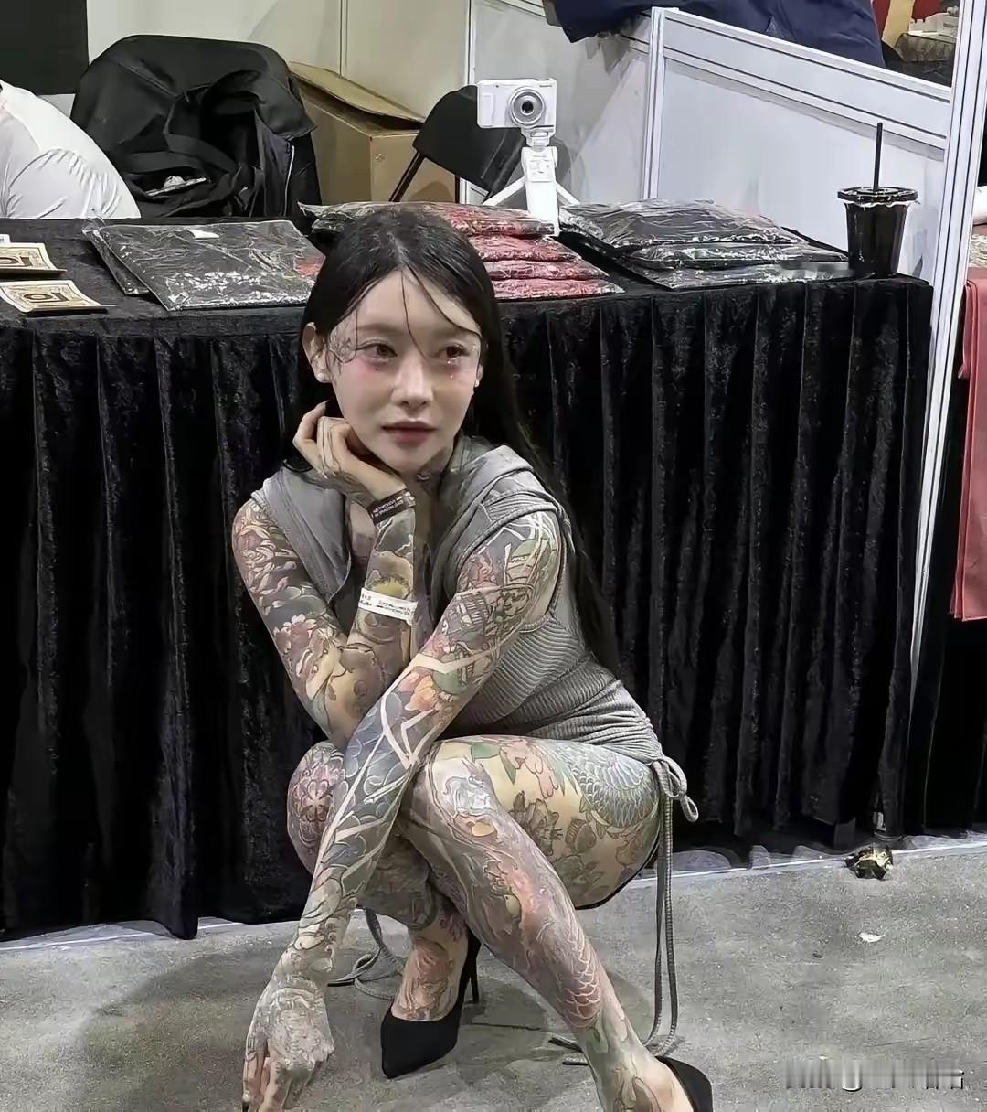 一女孩几乎全身都纹了身，甚至脸上都没落下，估计没有个十几万下不来，应该是个追求时