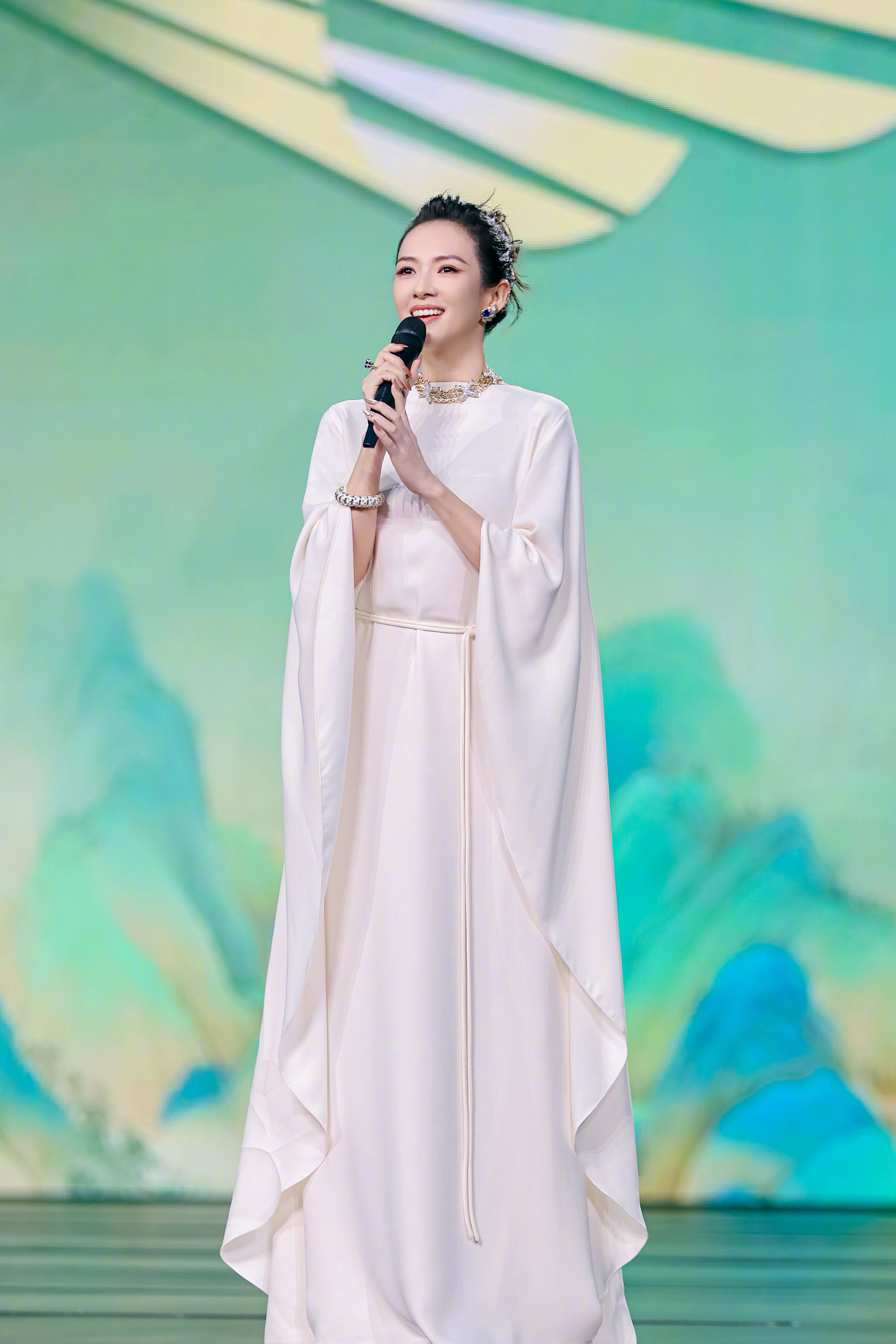 章子怡的白色好灵动章子怡的玉娇龙回来了 章子怡今晚出席上合组织国家电影节作为本次