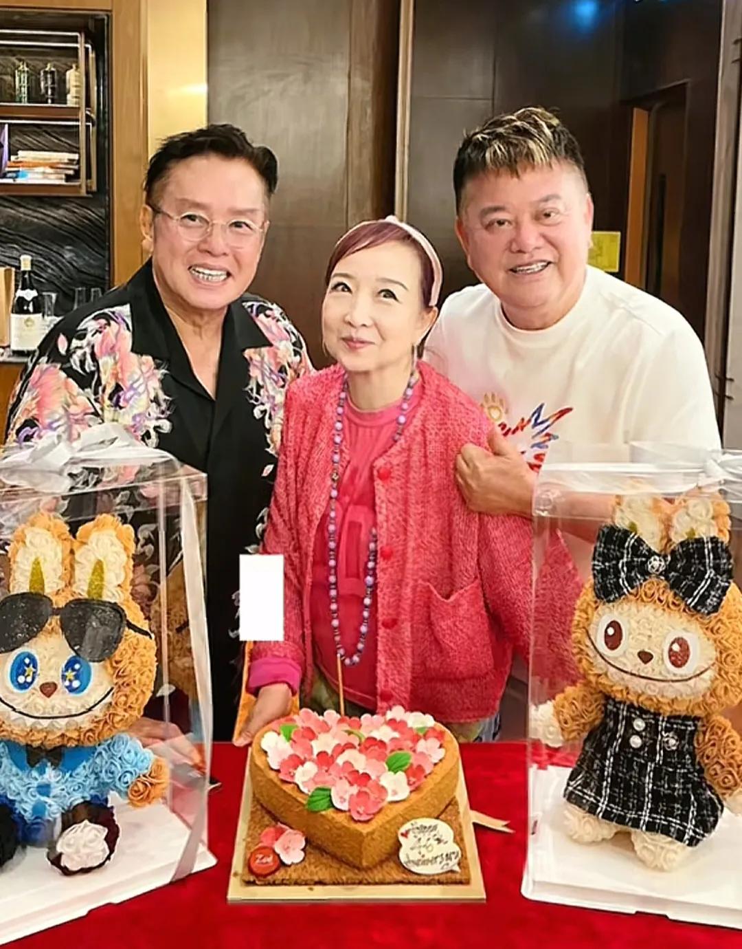 陈百祥和老婆黄杏秀结婚46周年，夫妻俩在家里办派对庆祝，邀请了一帮娱乐圈朋友到场