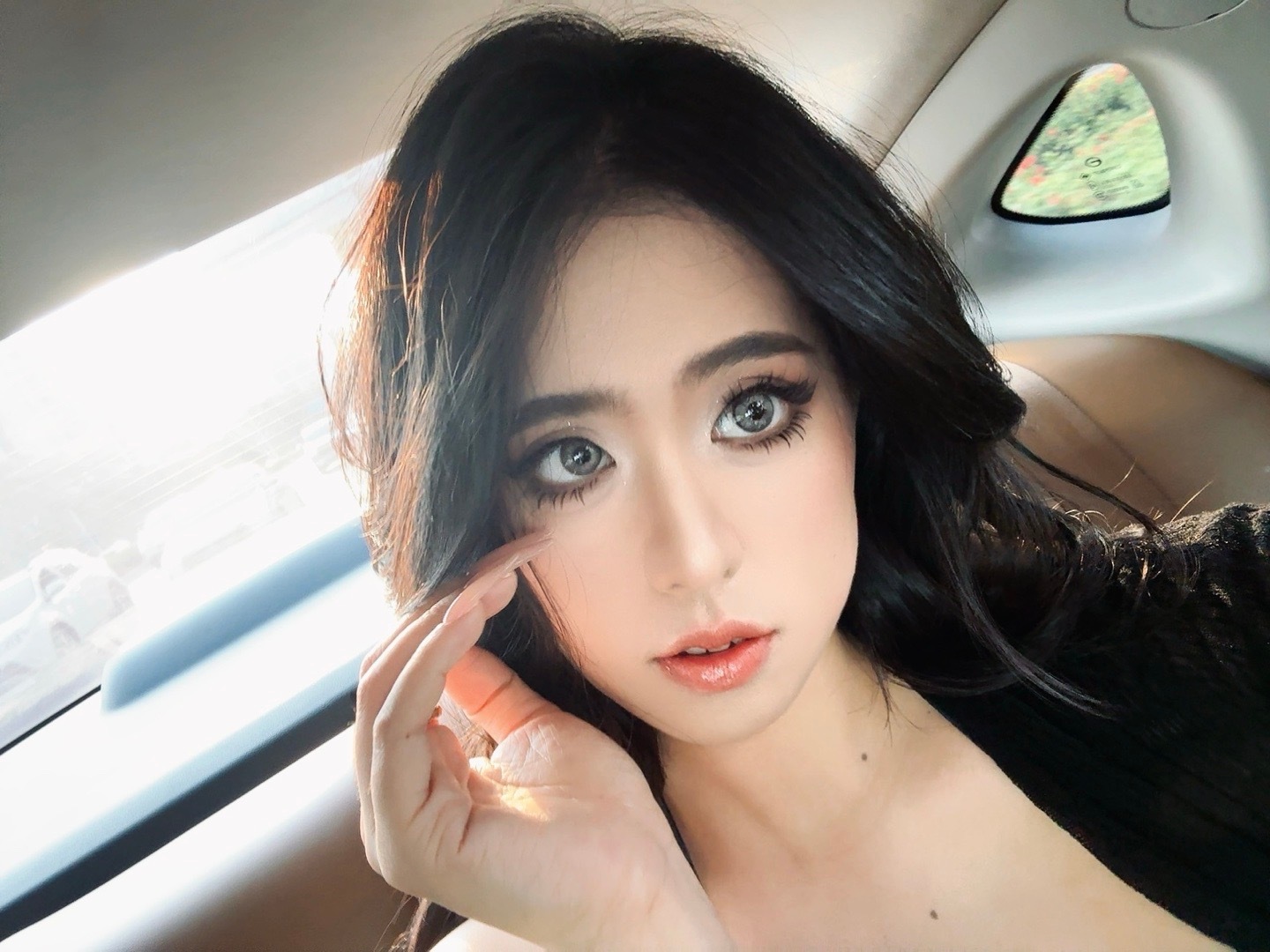 好热🫠早知道不戴假发了  ​​​