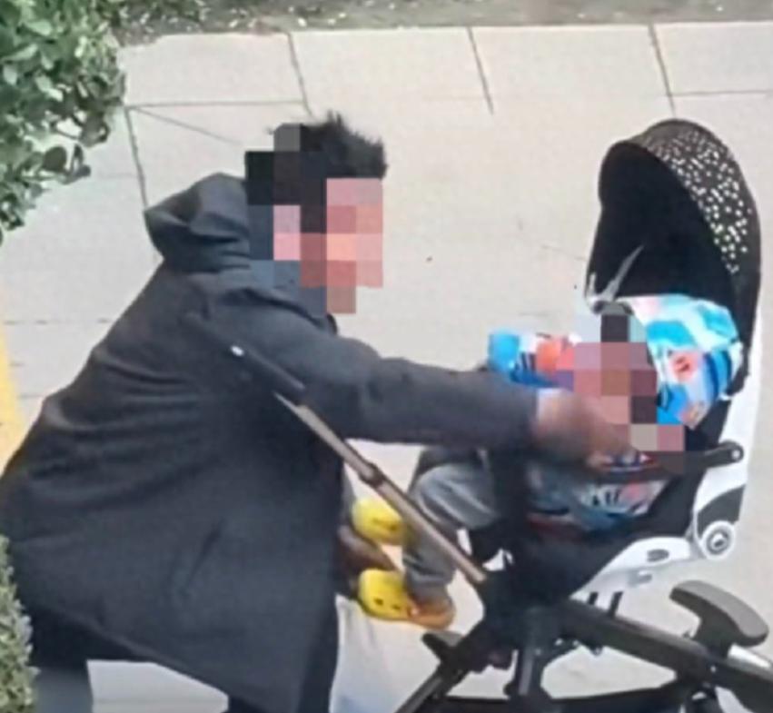 河南郑州，一男子推着婴儿车在一小区里休息，趁着四下无人，男子竟掌掴婴儿，推车里的