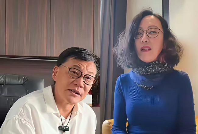 李国庆和他现任妻子！
作为亿万富豪，这家伙算是有钱人里的异类啦
别人换老婆都是找