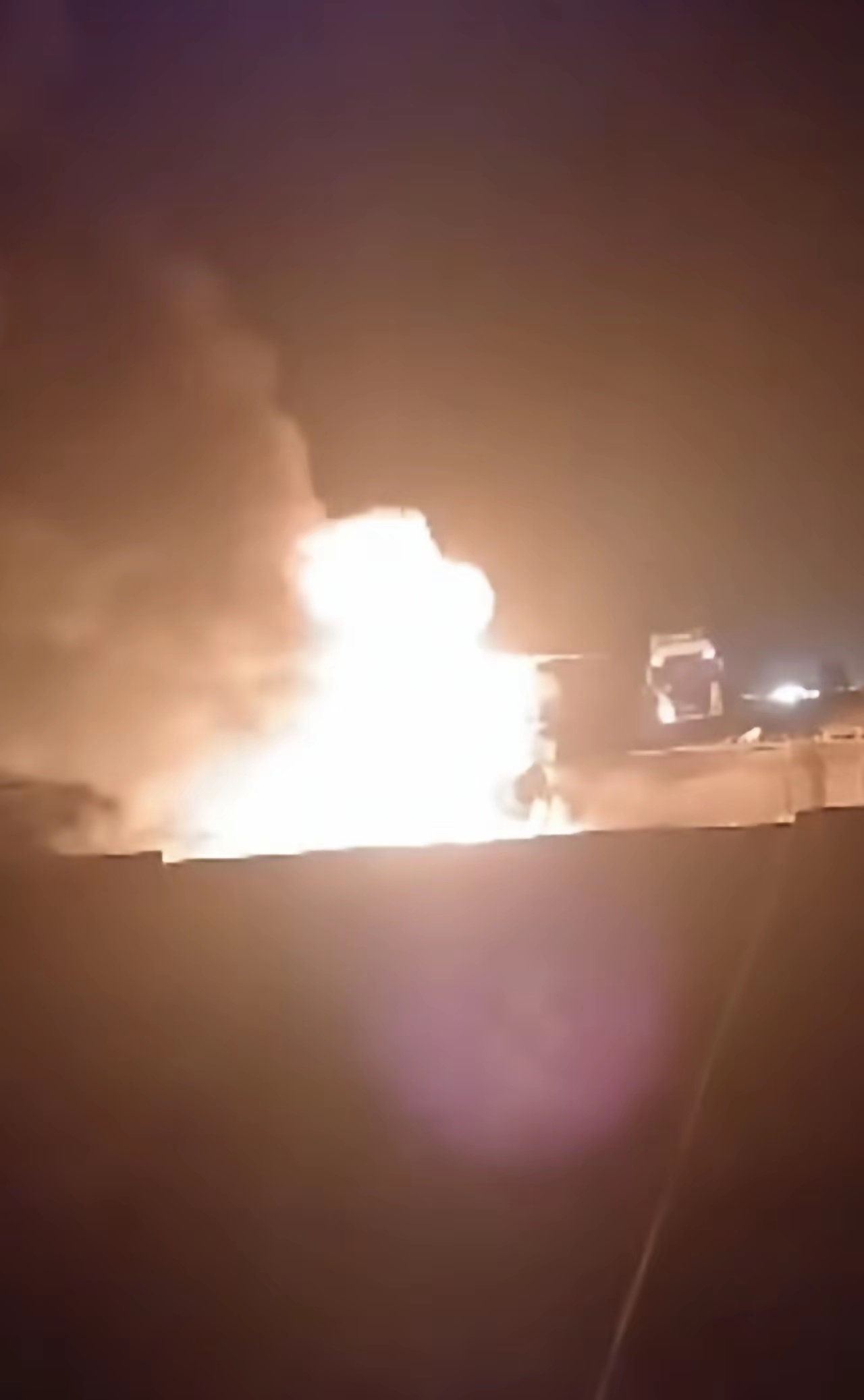 美军已经什么都不管了，就是拼命地攻击：一到夜晚，伊朗多地就接连被炸！烽火问鼎计划