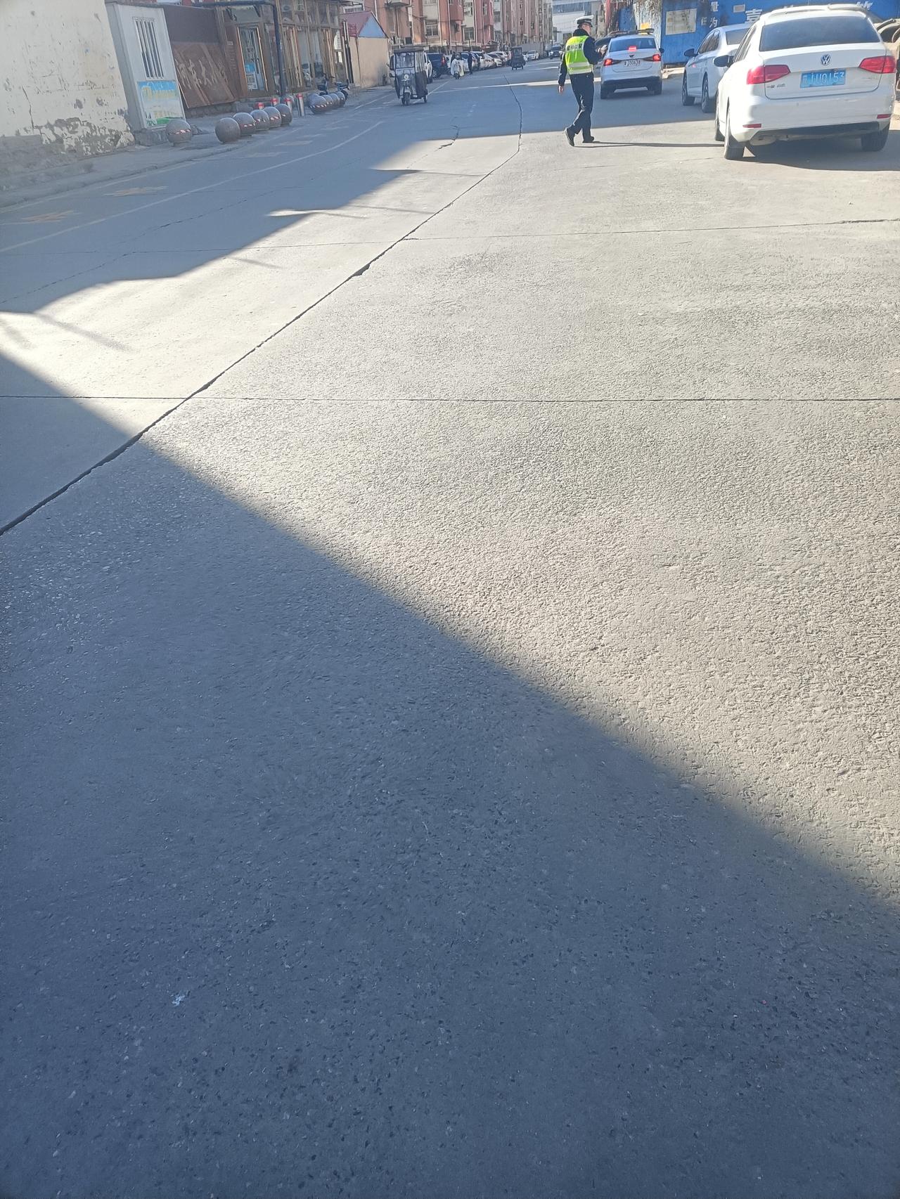 小区中间这条路，因为附近有学校，工作日时间段每天傍晚堵车时见不到叔叔们，周末街道