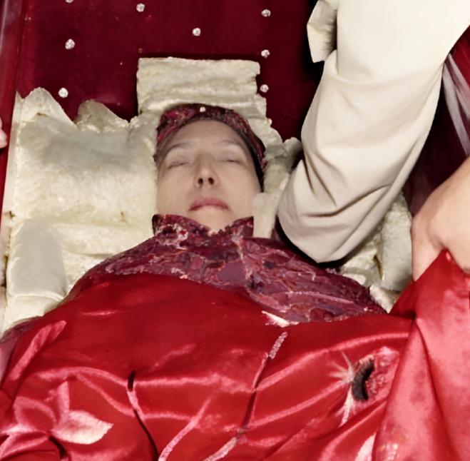 1977年，杜月笙的姨太太孟小冬，安详去世，在入殓仪式上，一张罕见的留影，照片中