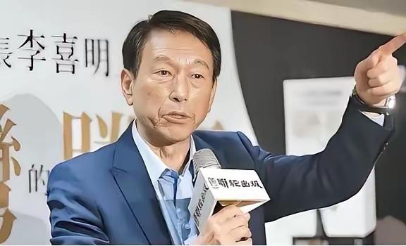 台湾前参谋总长李喜明最近的一番表态，直接在岛内炸了锅。他没有任何拐弯抹角，直接戳