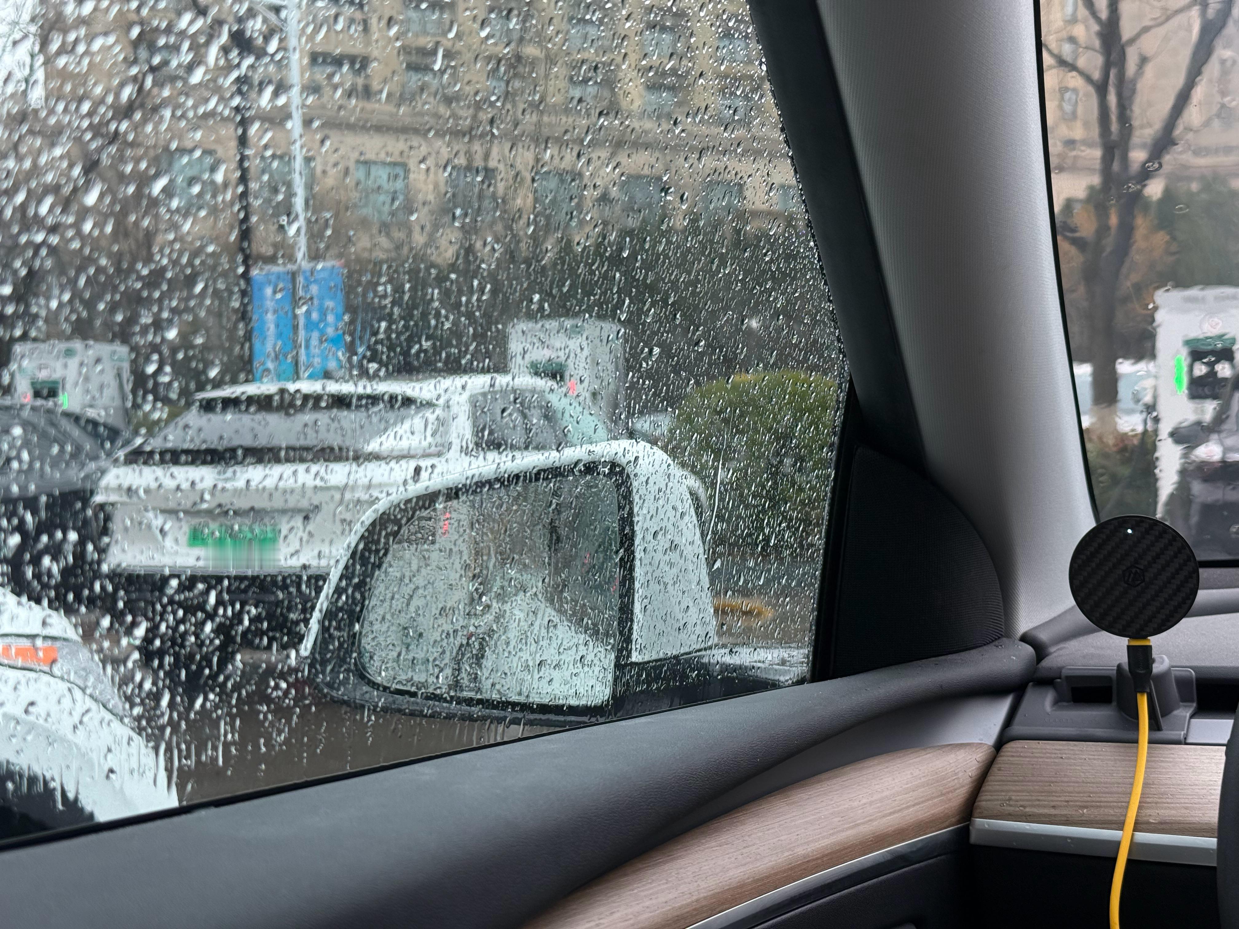 车内饰真应该设计一个雨伞槽，现在觉得那些能给车内饰设计雨伞槽的车是真贴心，今天来