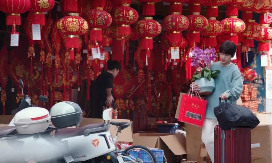 彭昱畅主演的《年少有为》取景地主要在广东东莞和深圳，
剧中男主角裴谦（彭昱畅饰）